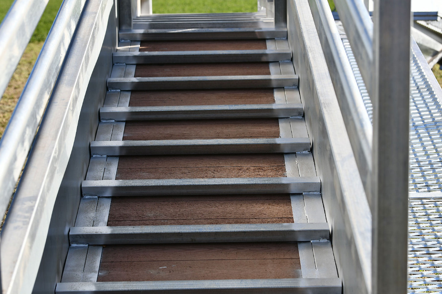 Red River Heavy Duty Adjustable Ramp With Walkway 